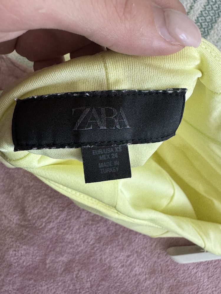 Жълт топ Zara с гол гръб