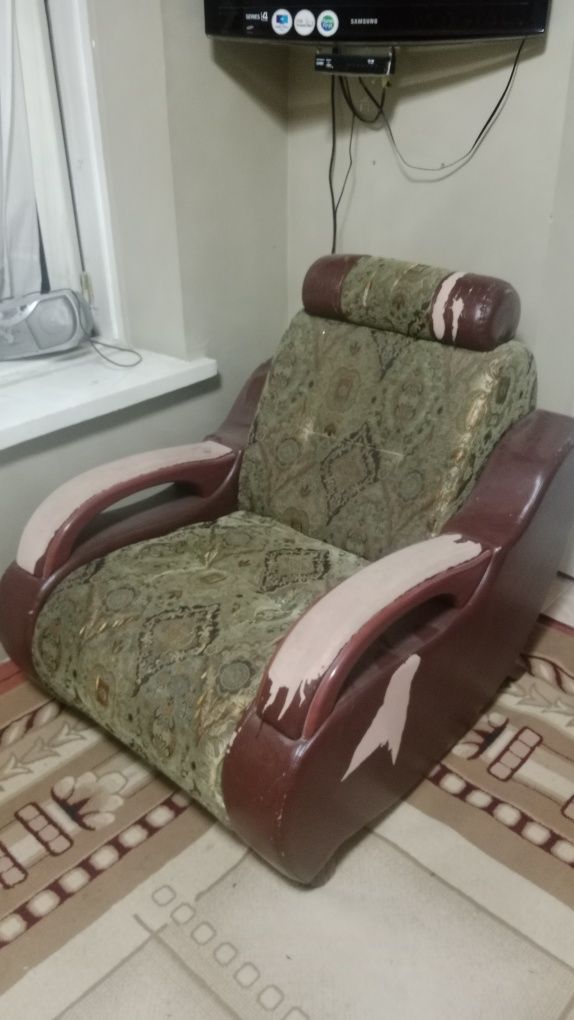 Продаётся 1 диван и 2 кресло.