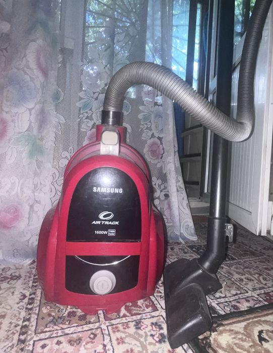 Красный Пылесос Samsung