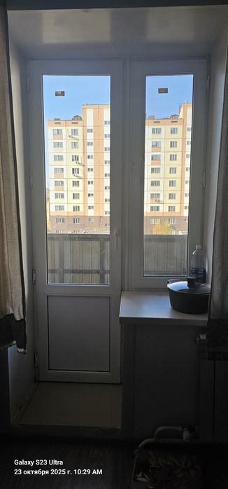 Продам окна с дверью . 2 шт