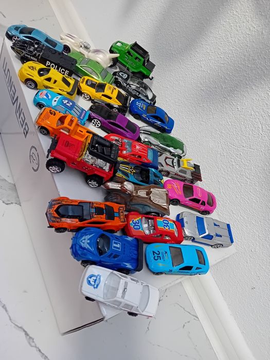 Lot masinute de jucarie din .plastic. Pret 100 lei fix