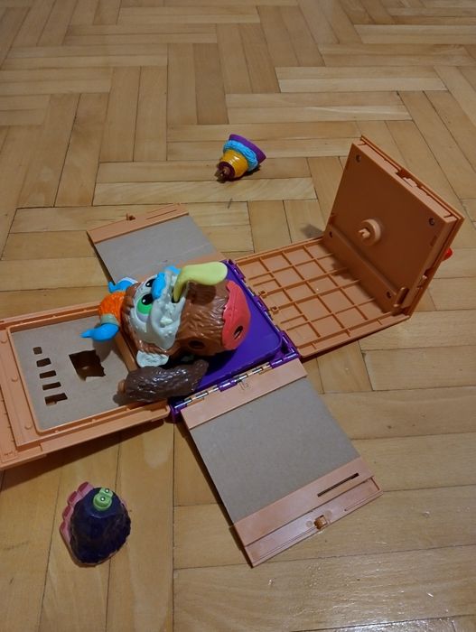 Забавна играчка чудовище