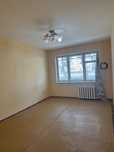 Продается  1 ком квартира в центре Кагана . На 1 этаже .