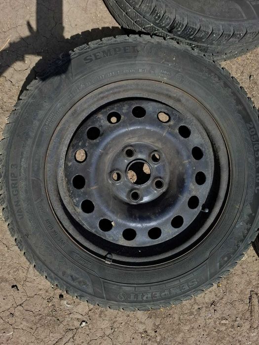 Vînd anvelope   205 65 r16 c