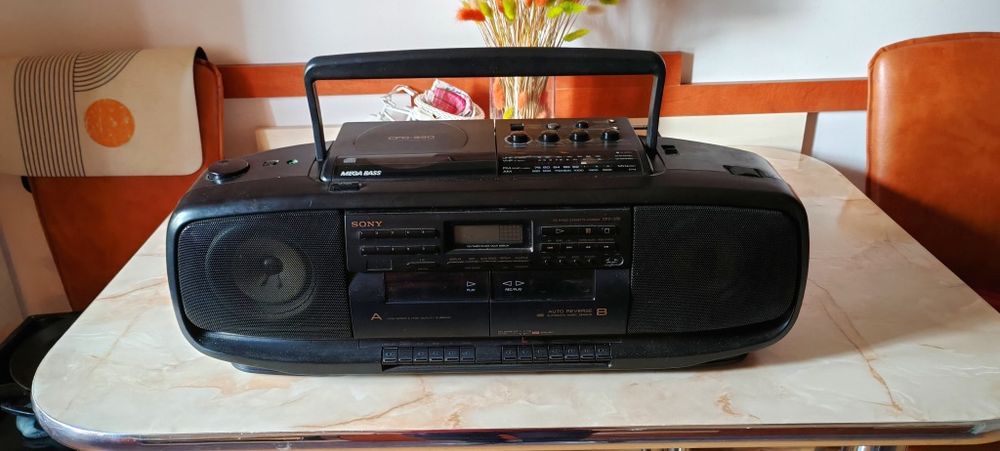 Radio-casetofon cu CD Sony, vintage.
