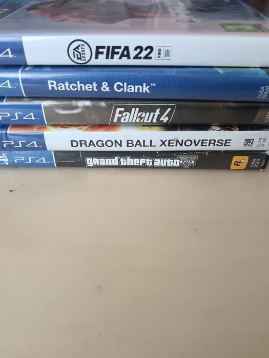 Vând Ps4 slim + 5 jocuri