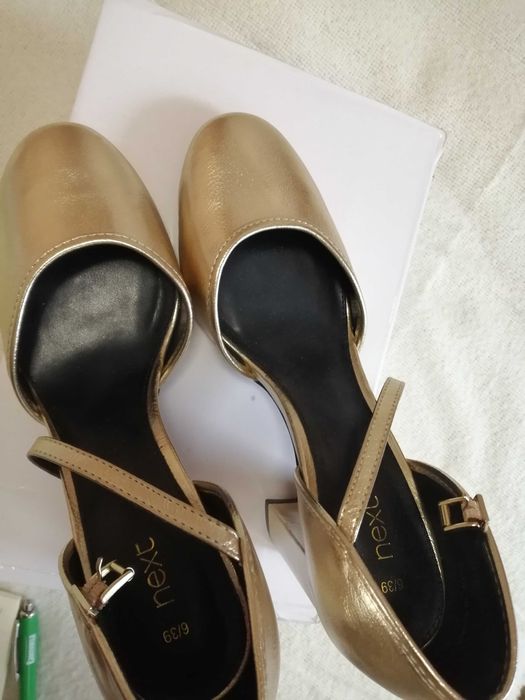 Продавам елегантни обувки и чехли