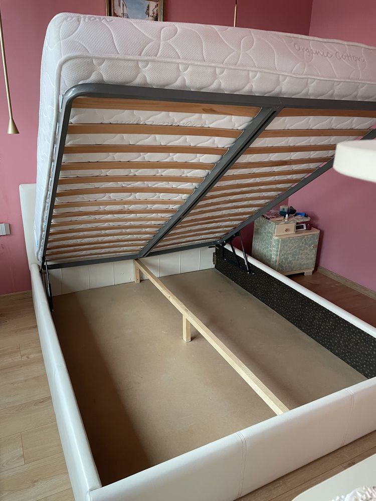 Спалня с подматрачна рамка и механизъм