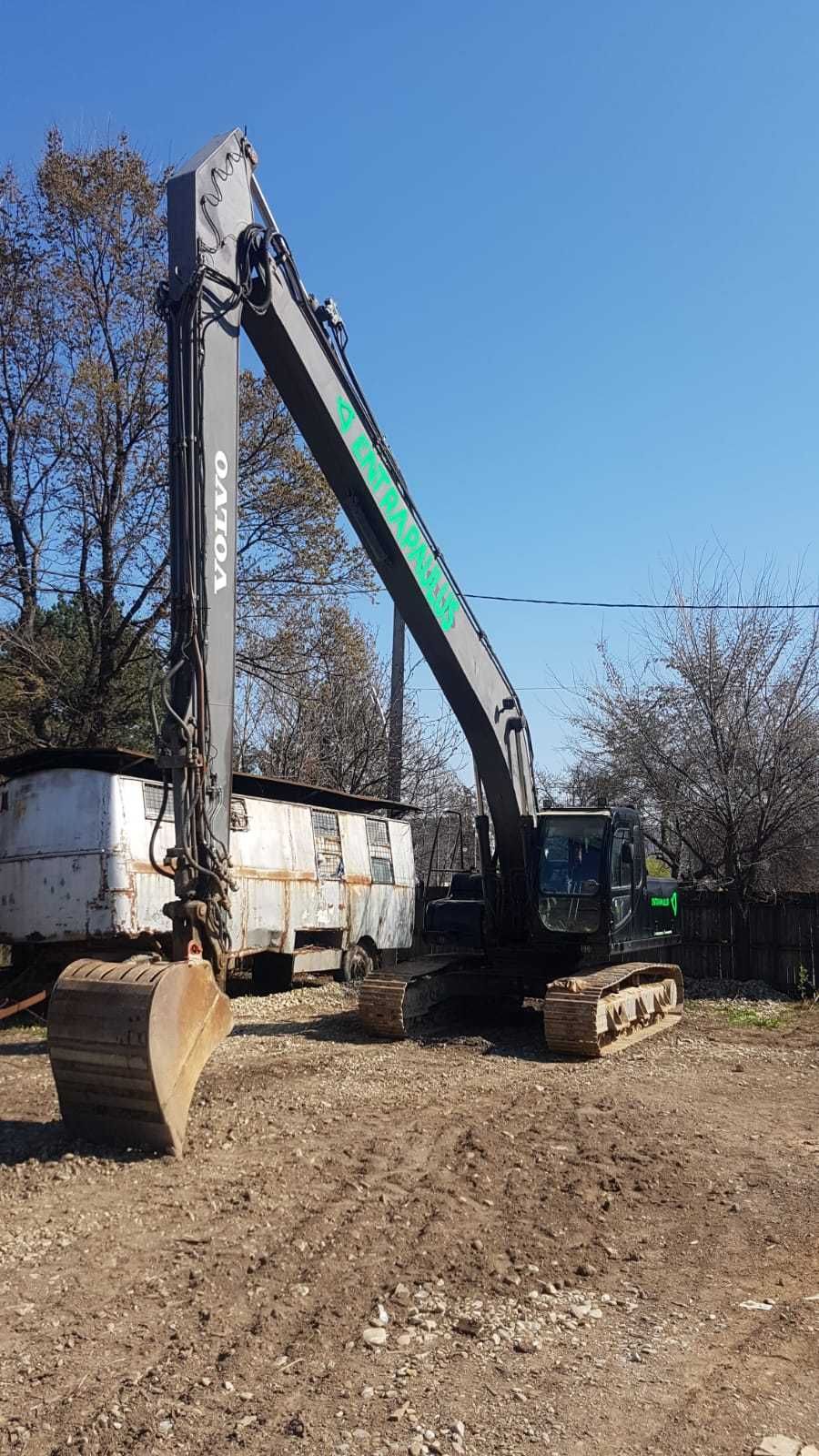 De inchiriat Excavator cu brat lung