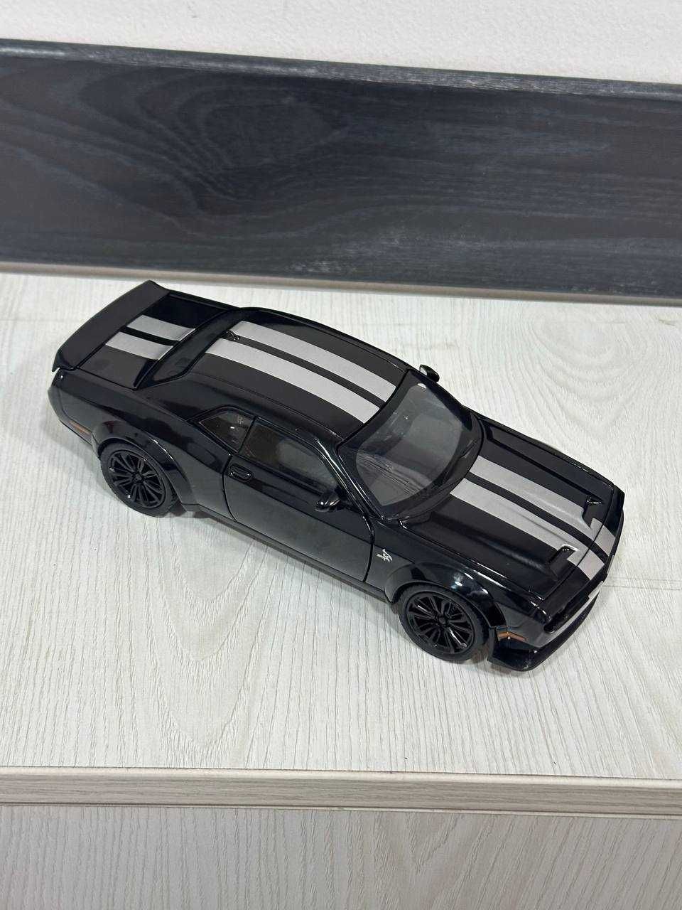 Dodge challenger metall model 1:22 black ,white