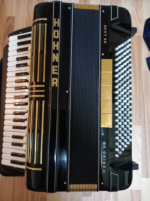 Vand acordeon Hohner Morino deluxe cu muzică Gola din fabrică, cabina2