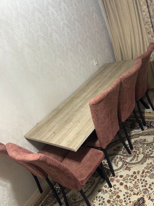 Стол стулья для кухни или зала.