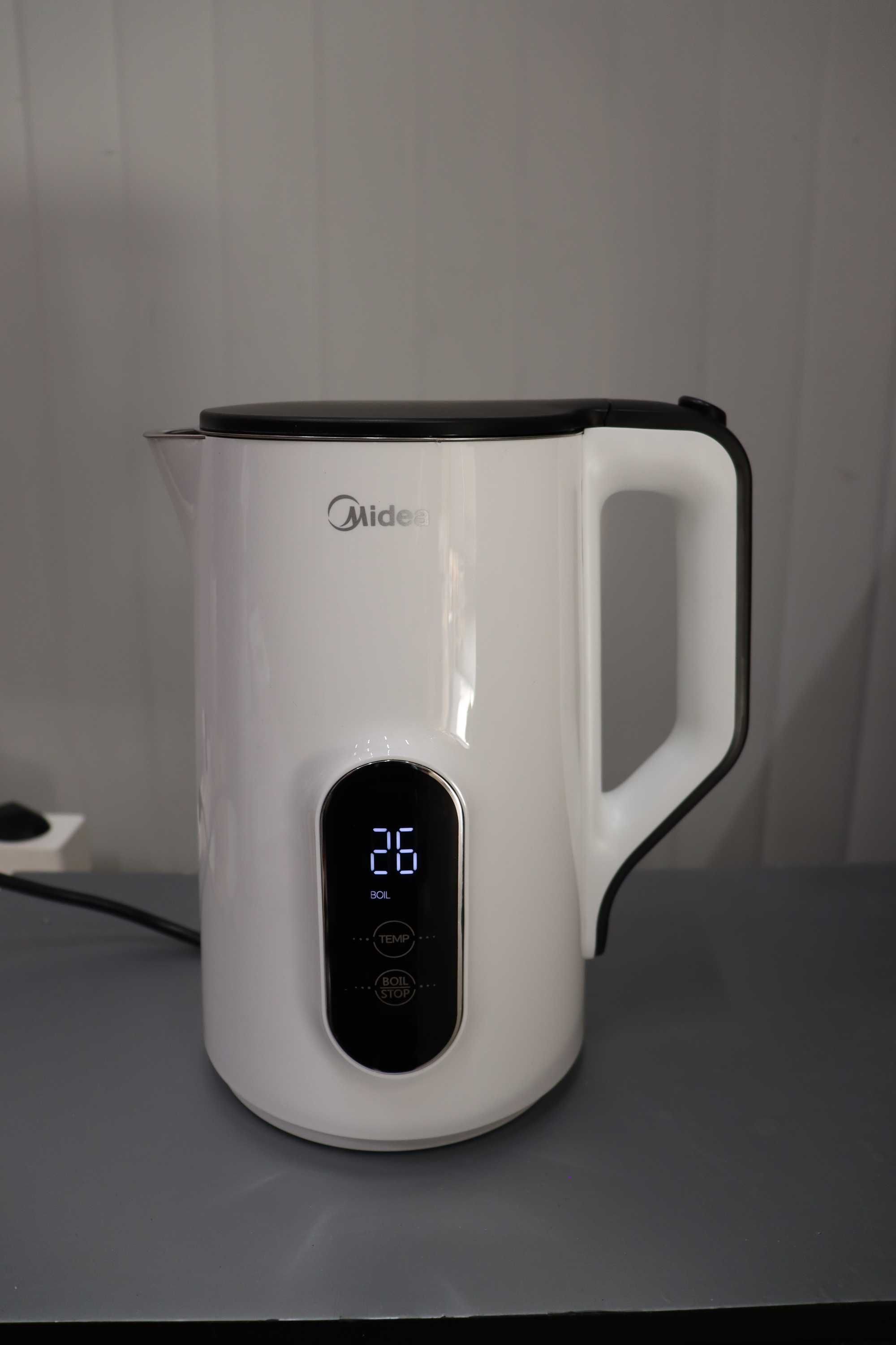 Кана Midea с настройка на температурата 45°C - 100°C, 1,5 литра, 2200W
