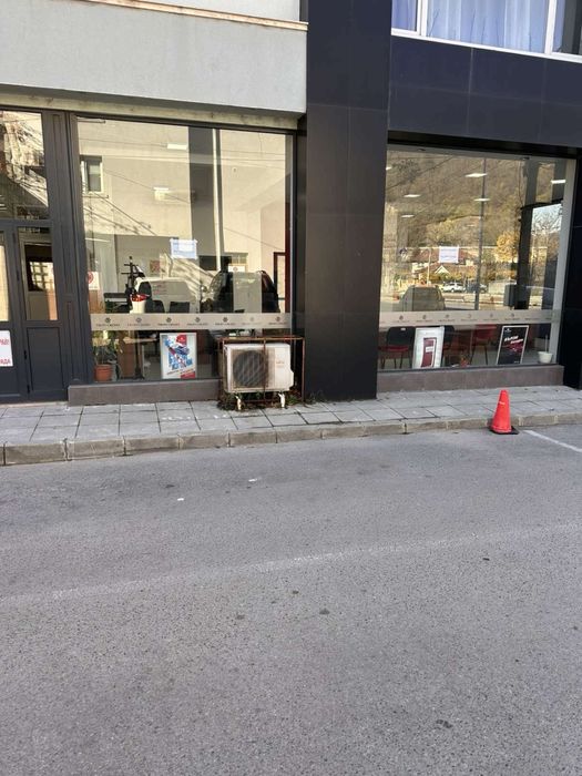 Отдава се магазин под наем в центъра на Дупница