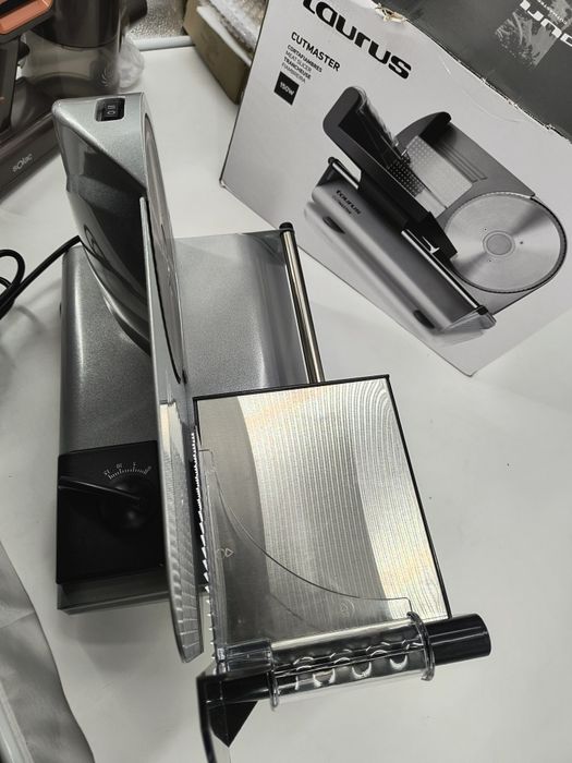 Чисто нова колбасорезачка TAURUS CUT MASTER

Мощност: 150 W

19 см диа