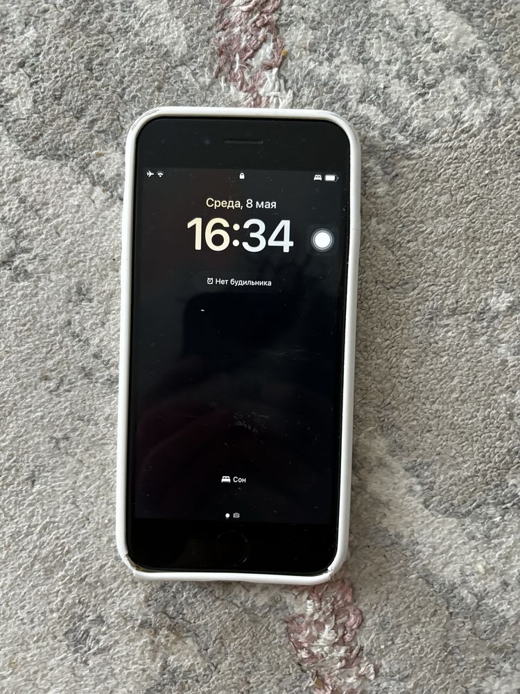 Продам Iphone SE 2020, за 35000 тг состояние аккумоьятора 76%
