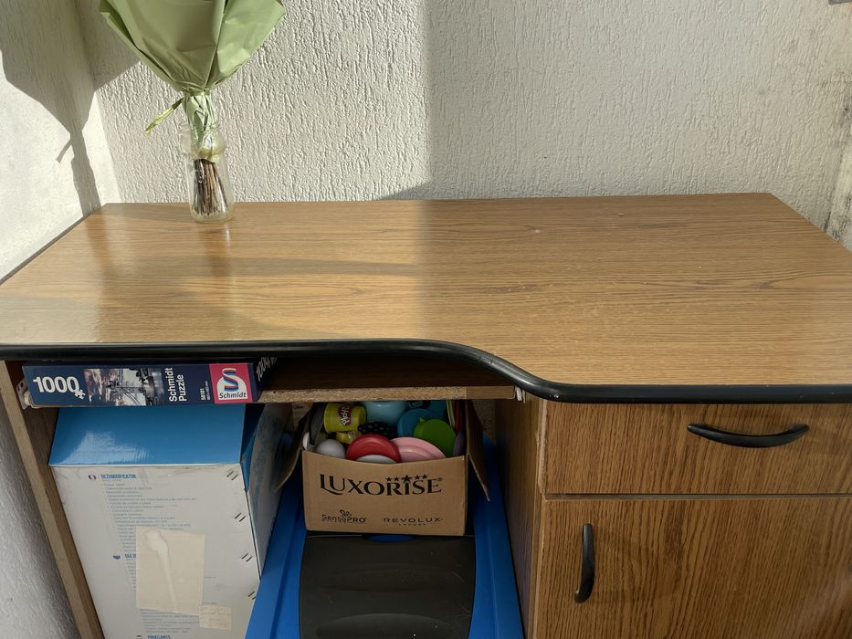 Vand birouri (unul mai mare si unul mai mic)