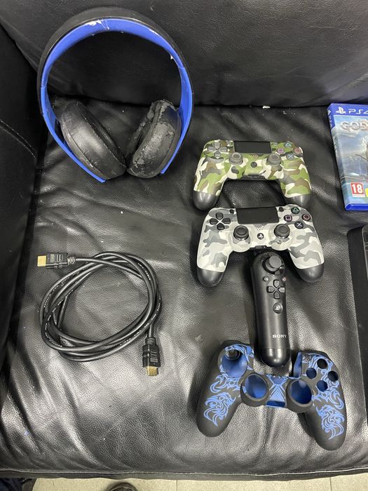 SONY playstation 4 слим 1 tb два джойстика 9 игри и слушалки