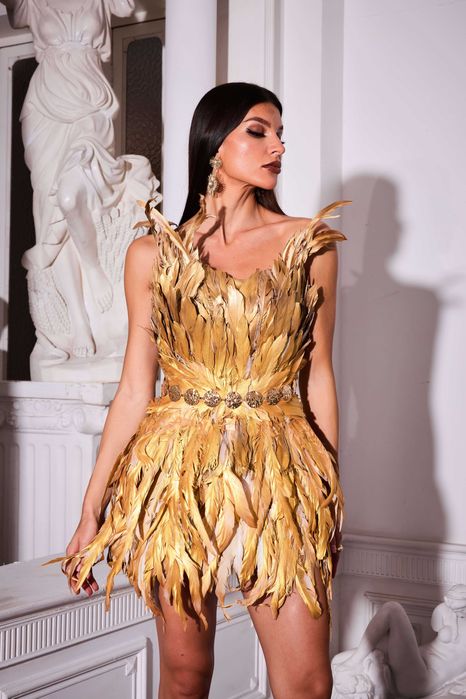 Пленителна рокля с пера в злато - размер - Универсален Bella Barnett
