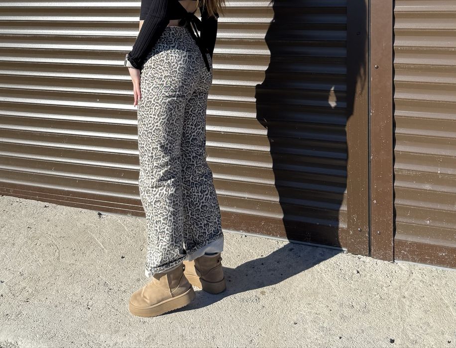 Дънки с леопардов мотив.