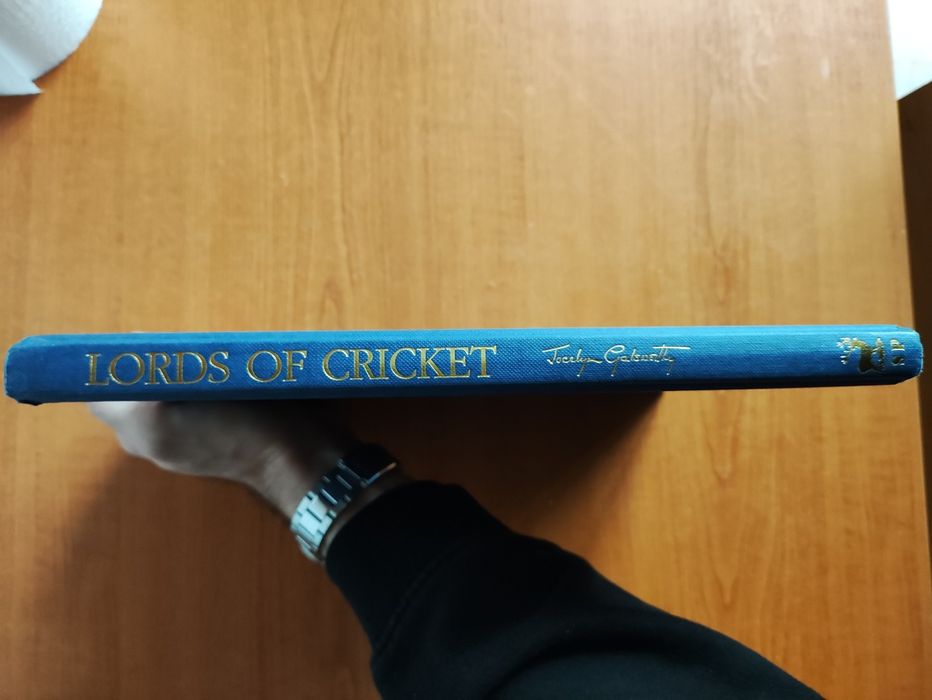 Carte "Lords of cricket" + 11 autografe