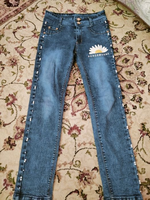 Қыздарға джинсы сатылады