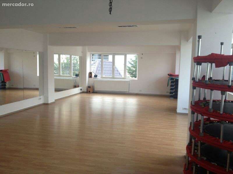 Inchiriez cu ora spatiu, sala aerobic, dans,prezentari,cursuri, karate