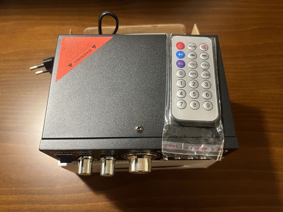 Усилвател 300Wx2 UKC AK-699BT