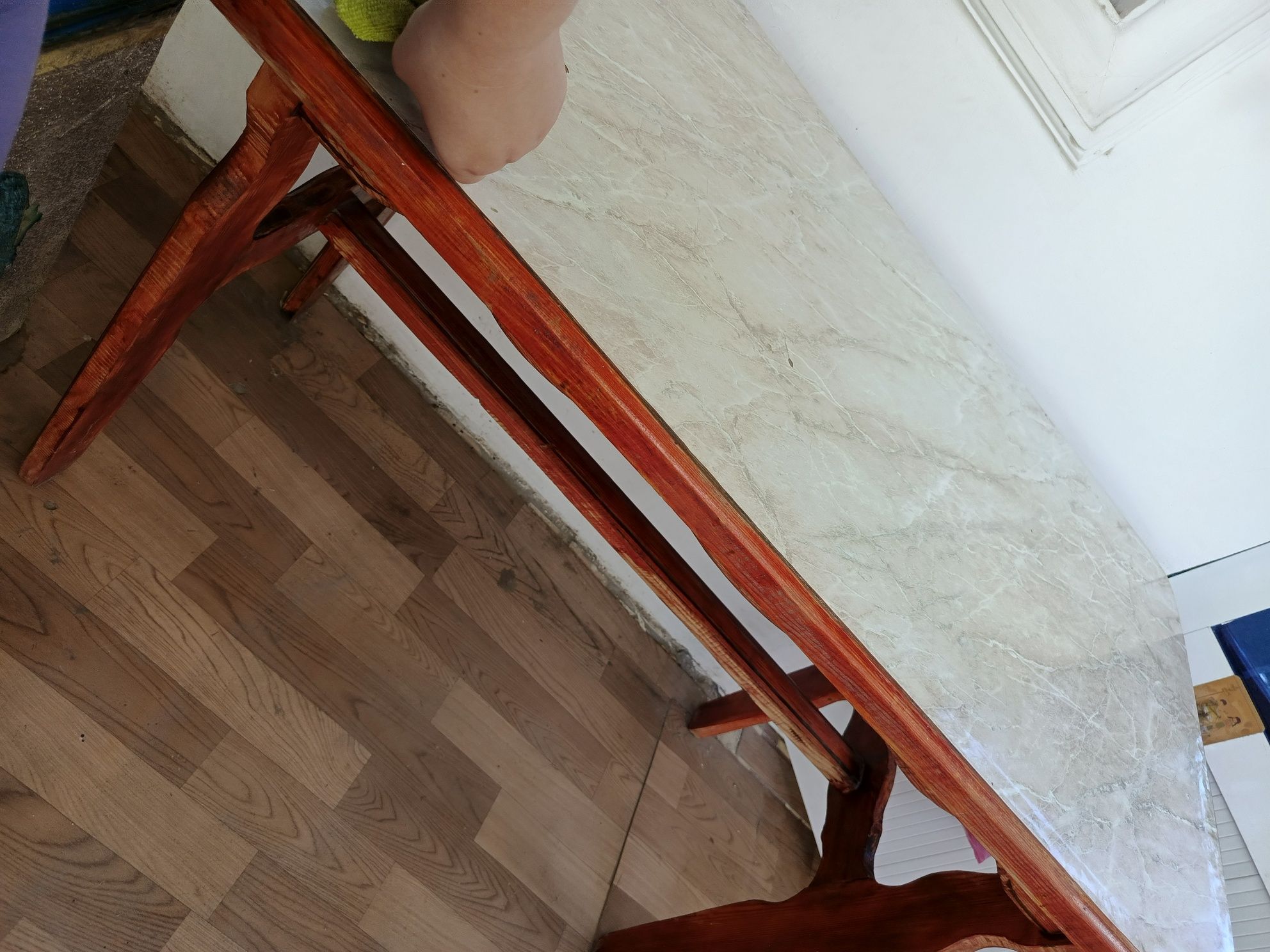 Срочно продам стол в хорошем состоянии