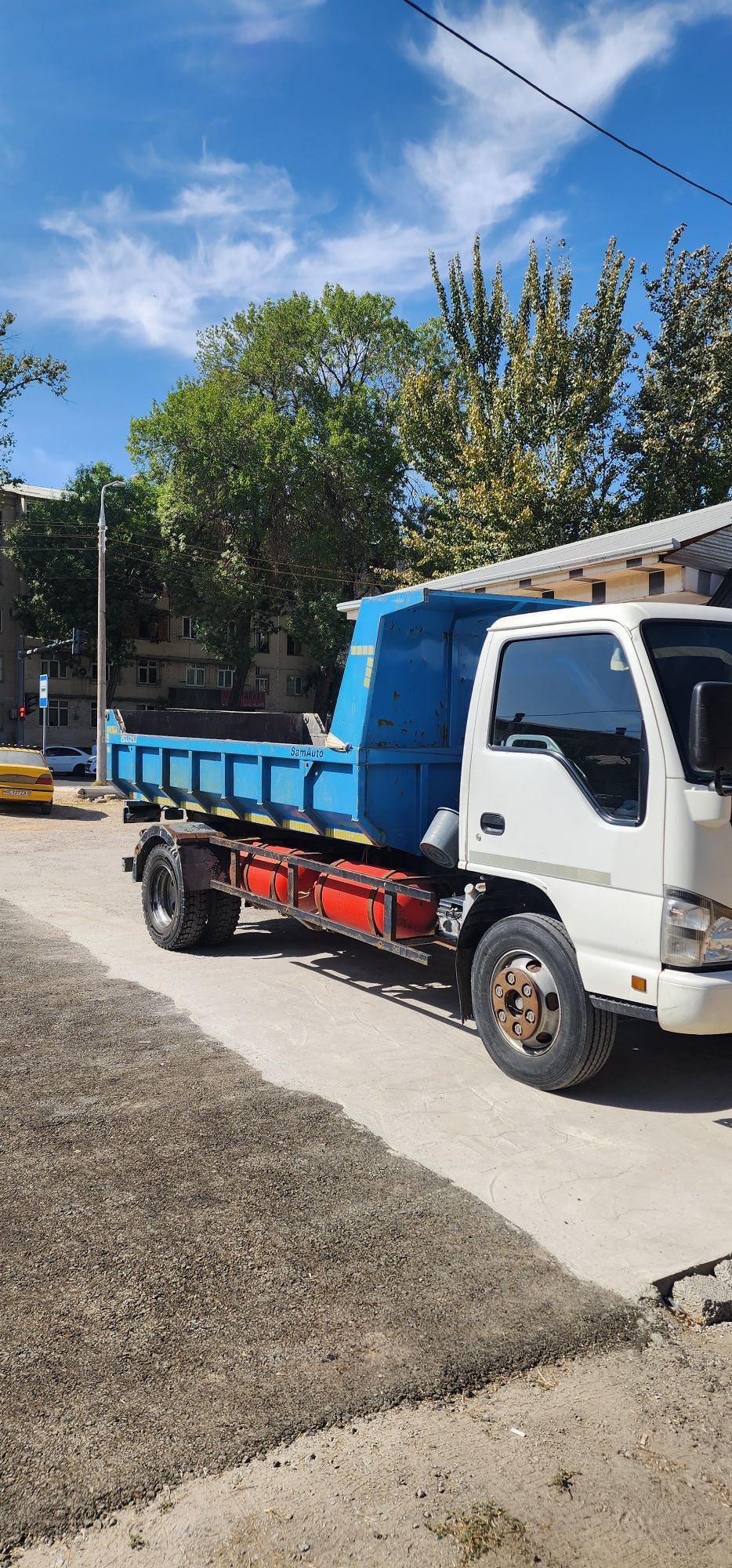 Isuzu samosval zavadskoy sotiladi