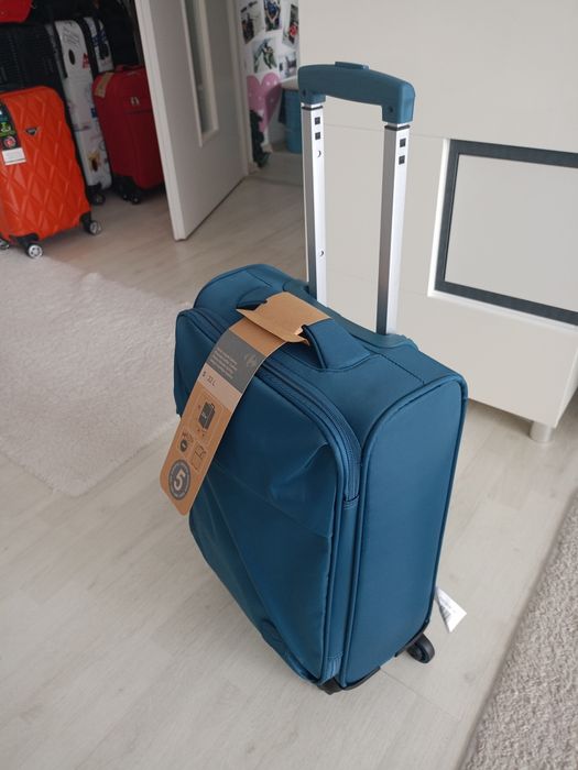 Vând troler material textil dimensiune de 54 cm nou nouț, produs de ca