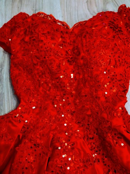 Елегантна сатенена бална рокля