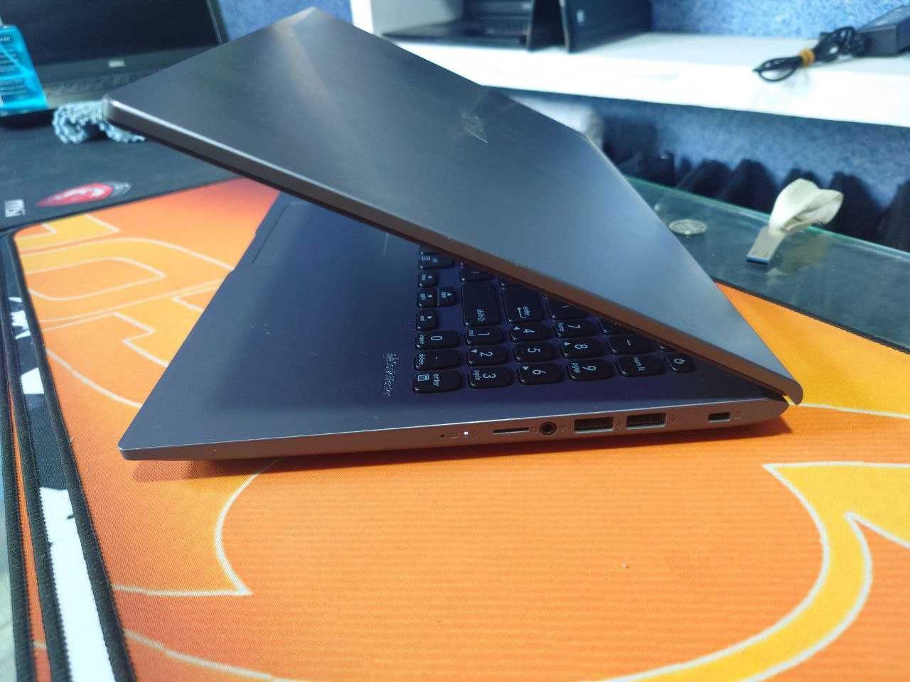 Asus Vivobook Ryzen 3-3200U/RAM 8GB/256GB SSD/Vega 8 2GB/15.6 FHD
