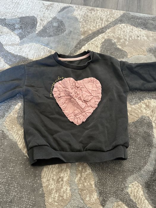 Дрехи -тениски,блузи дънки и роклички.