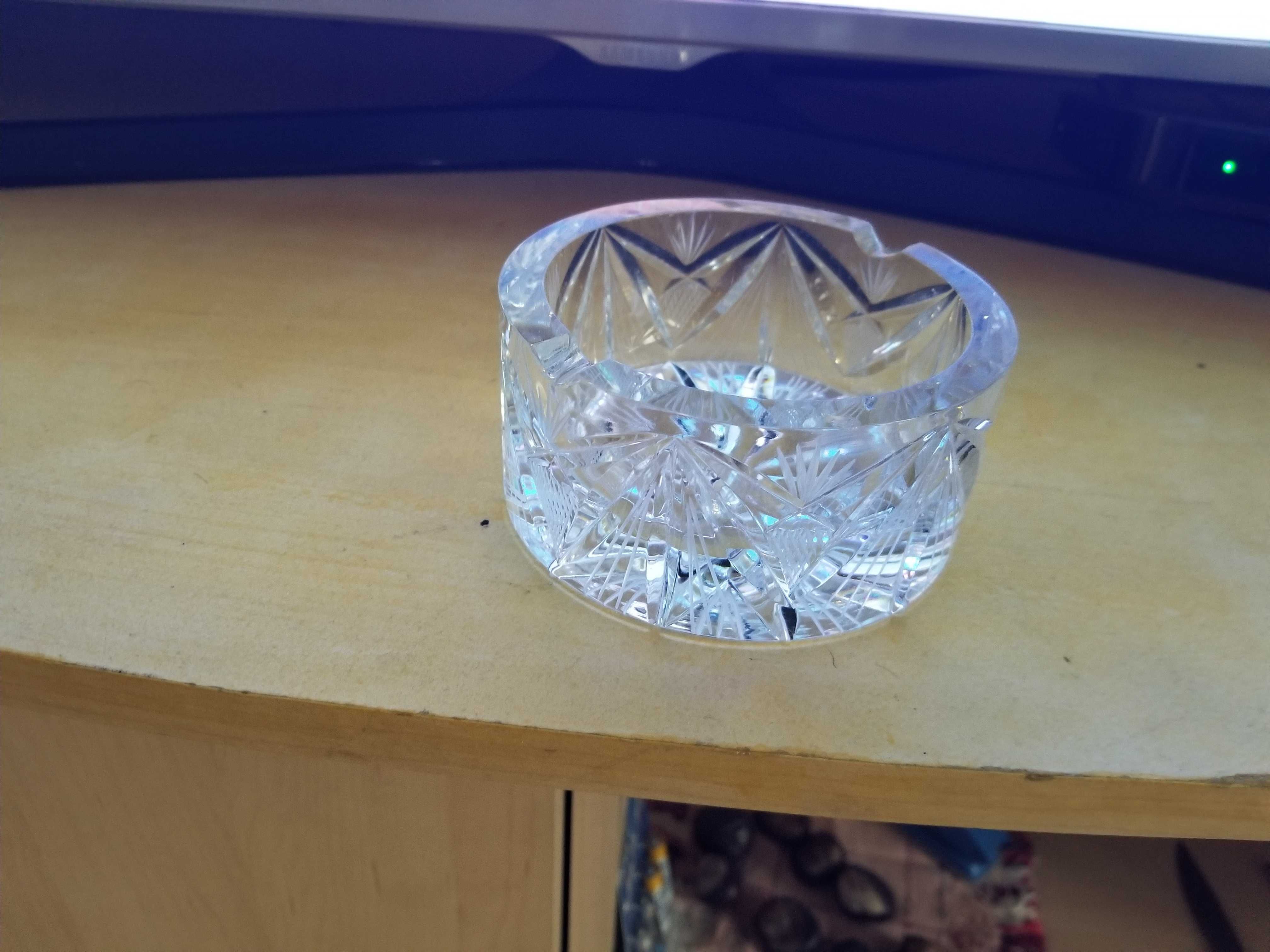 Голям стъклен кристален пепелник- 15 cm диаметър