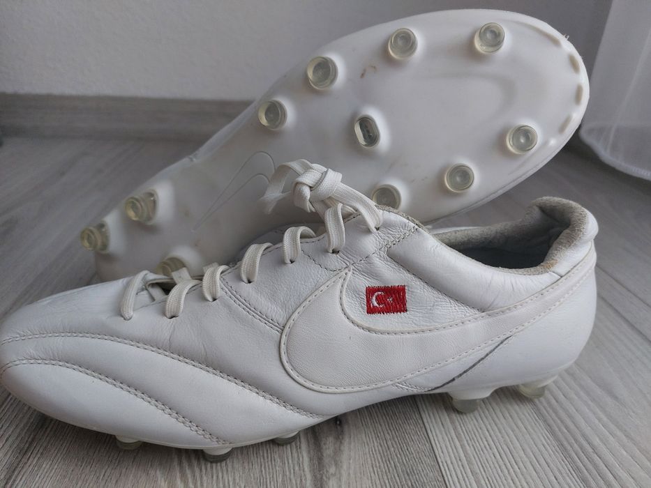 Nike бутонки №42 – естествена кожа, носени веднъж, с турско знаме