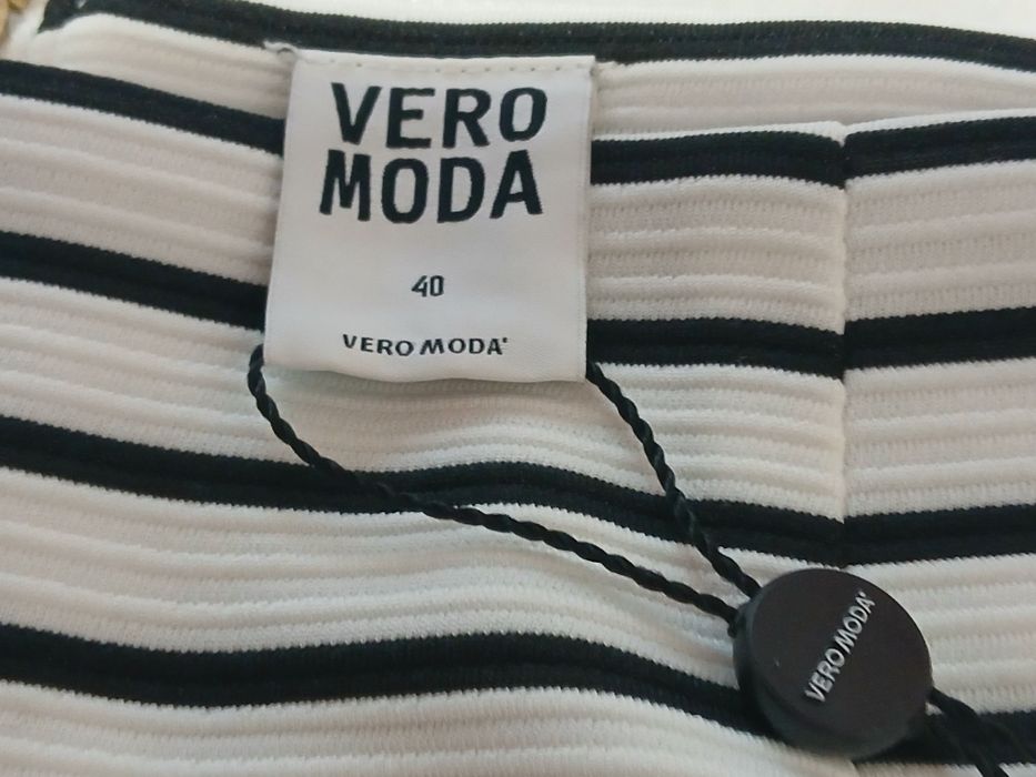 Fuste mini ,unele noi cu etichetă la prețul de  30 roni bucata