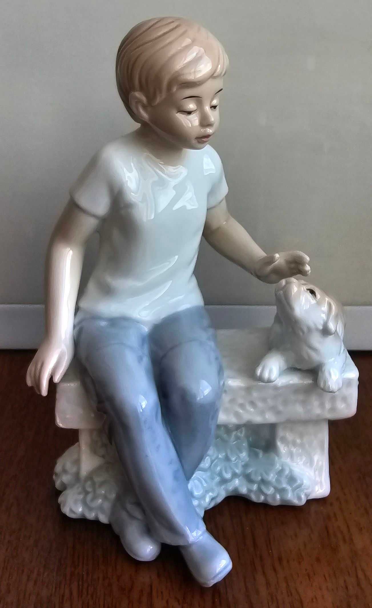 Фарфоровая статуэтка Мальчик с собакой. Высота 14 см.