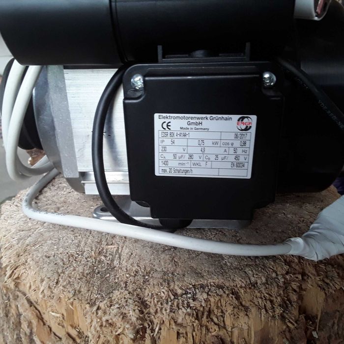 Vand schimb  Motor electric  pentru moarà macinat.  230 v.1400 rpm.