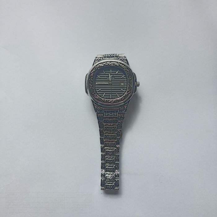 Мъжки ръчен часовник с орнаменти и метален корпус