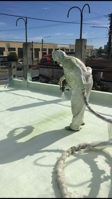 Izolatie cu spuma poliuretanica.Termica si fonica.