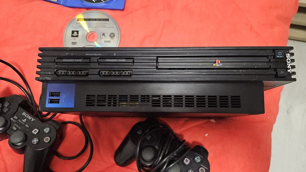 Playstation 2 с 2 контролера и 2 игри