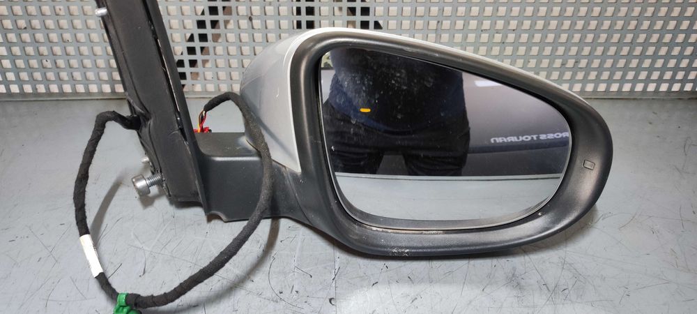 Oglinda dreapta volkswagen vw touran 1T2 1T3 1.9 BLS cod culoare LA7W