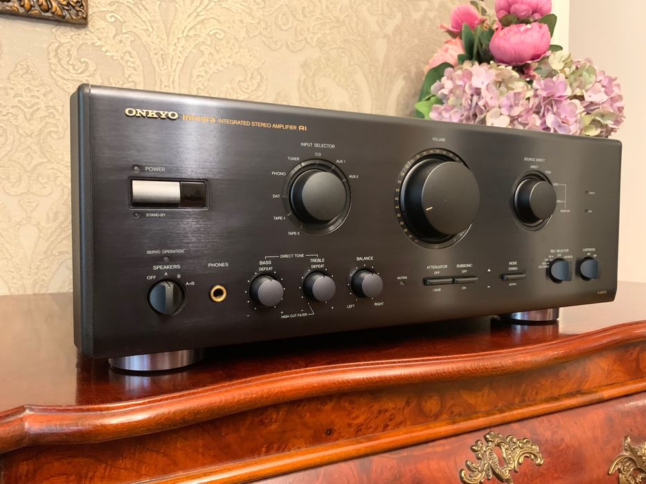 Продавам усилвател Onkyo 8870