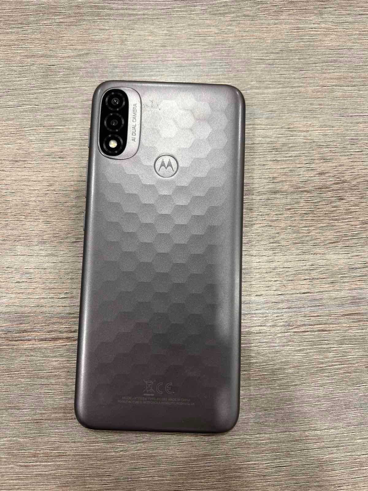 Продавам Motorola Moto E20