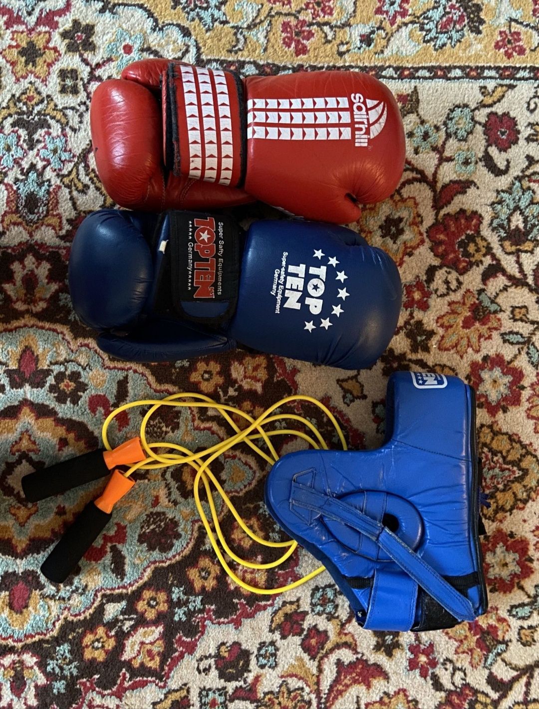 Боксерские перчатки (красный и синий), шлем (синий), скакалка (жёлтый)
