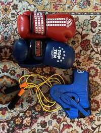 Боксерские перчатки (красный и синий), шлем (синий), скакалка (жёлтый)