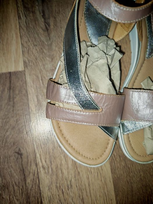 Vând sandale de dama