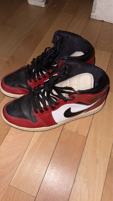 Air Jordan 1 Retro Mid Chicago Red Black Toe