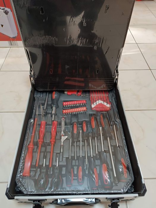 Vând troler cu scule profesionale are 678 piese
